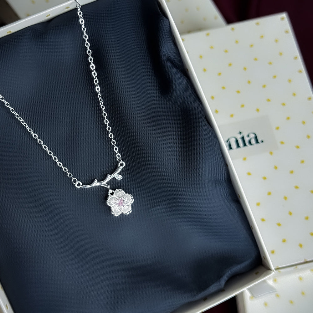 Branca | Korean Flower Pendant Necklace | Uzenia