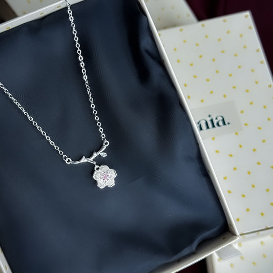 Branca | Korean Flower Pendant Necklace | Uzenia