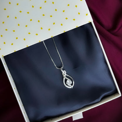 Noiré | Curve Pendant Necklace | Uzenia