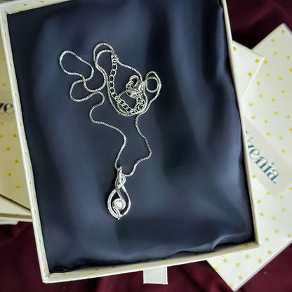 Noiré | Curve Pendant Necklace | Uzenia